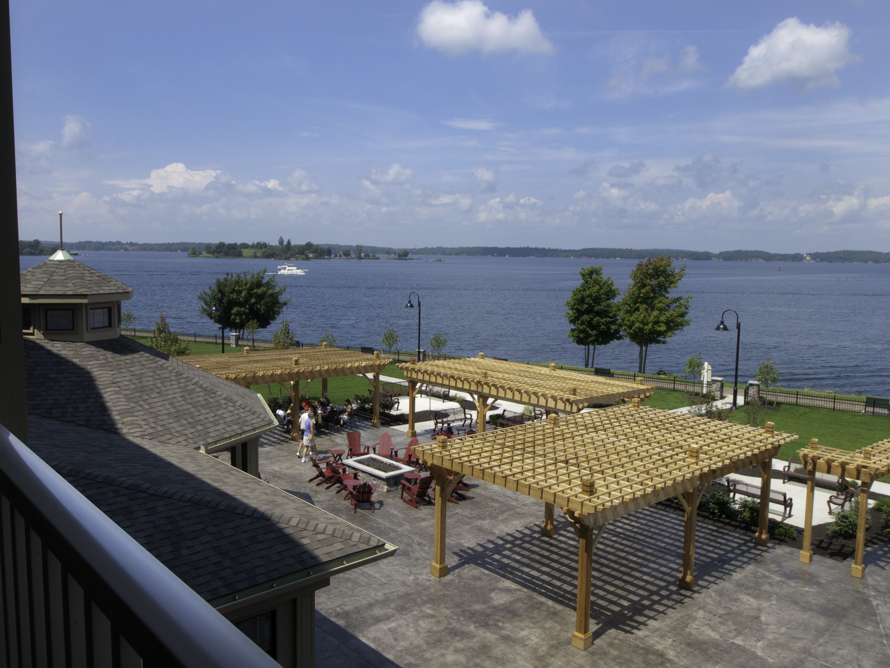 Une terrasse au bord de l’eau, avec des sièges extérieurs et une vue sur le lac.