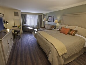 King VIllage View Accessible | In-room safe, desk, iron/ironing board, free WiFi - 1000 Islands Harbor Hotel (Clayton)