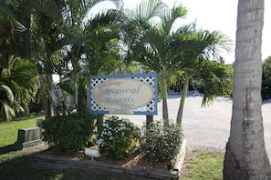 Property grounds - Tropical Winds Motel & Cottages (Sanibel)