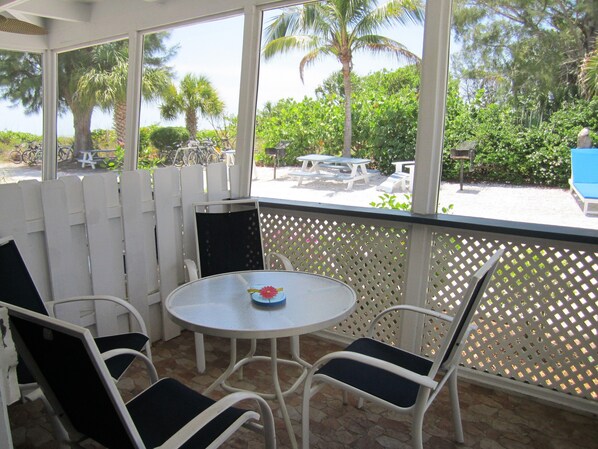 One-Bedroom Efficiency with Shared Lanai | Terrasse/Patio