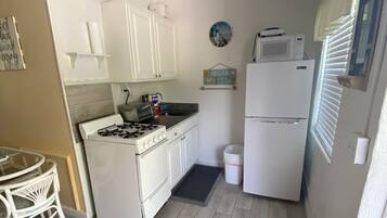 One-Bedroom Efficiency with Private Lanai | Cocina privada | Refrigerador, microondas, parrilla de estufa y cafetera y tetera