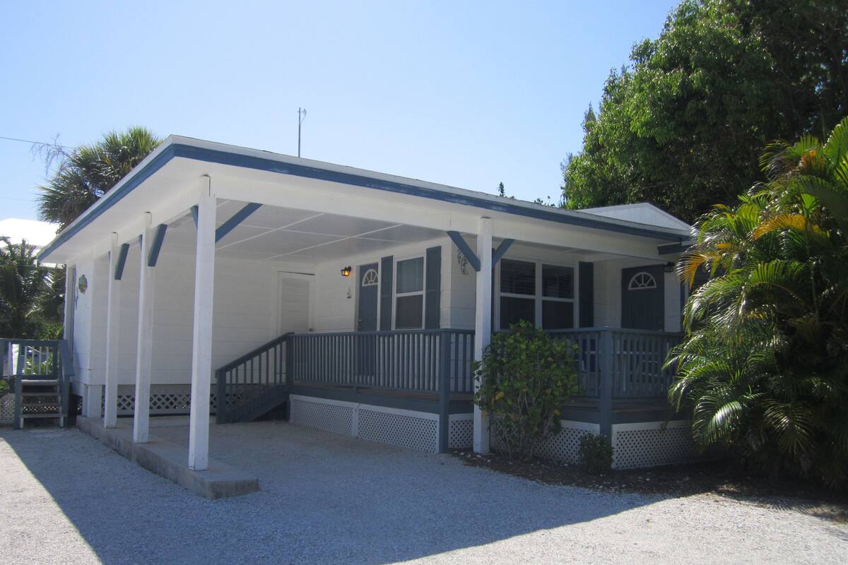 Two Bedroom Cottage | Lisävuoteet, ilmainen Wi-Fi, yksilöllisesti sisustettu