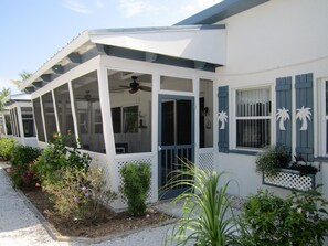 One-Bedroom Efficiency with Shared Lanai | Terrace/patio - Tropical Winds Motel & Cottages (Sanibel)