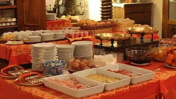Phục vụ bữa sáng, bữa trưa, bữa tối, đặc sản địa phương
