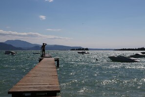 Rannalla, valkoista hiekkaa