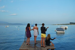 Rannalla, valkoista hiekkaa