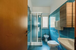 Shower, hair dryer, bidet, soap - Villenpark Sanghen (Manerba del Garda)
