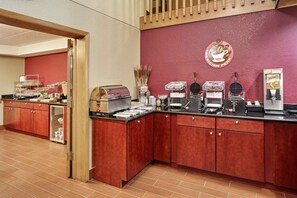 Café da manhã completo grátis todos os dias