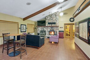 Lobby - AmericInn by Wyndham Burlington (Burlington)