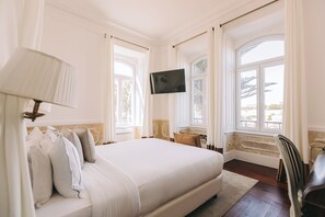 Habitación Premier con 1 cama matrimonial o 2 individuales, vista a la ciudad | Sábanas de algodón egipcio y ropa de cama de alta calidad