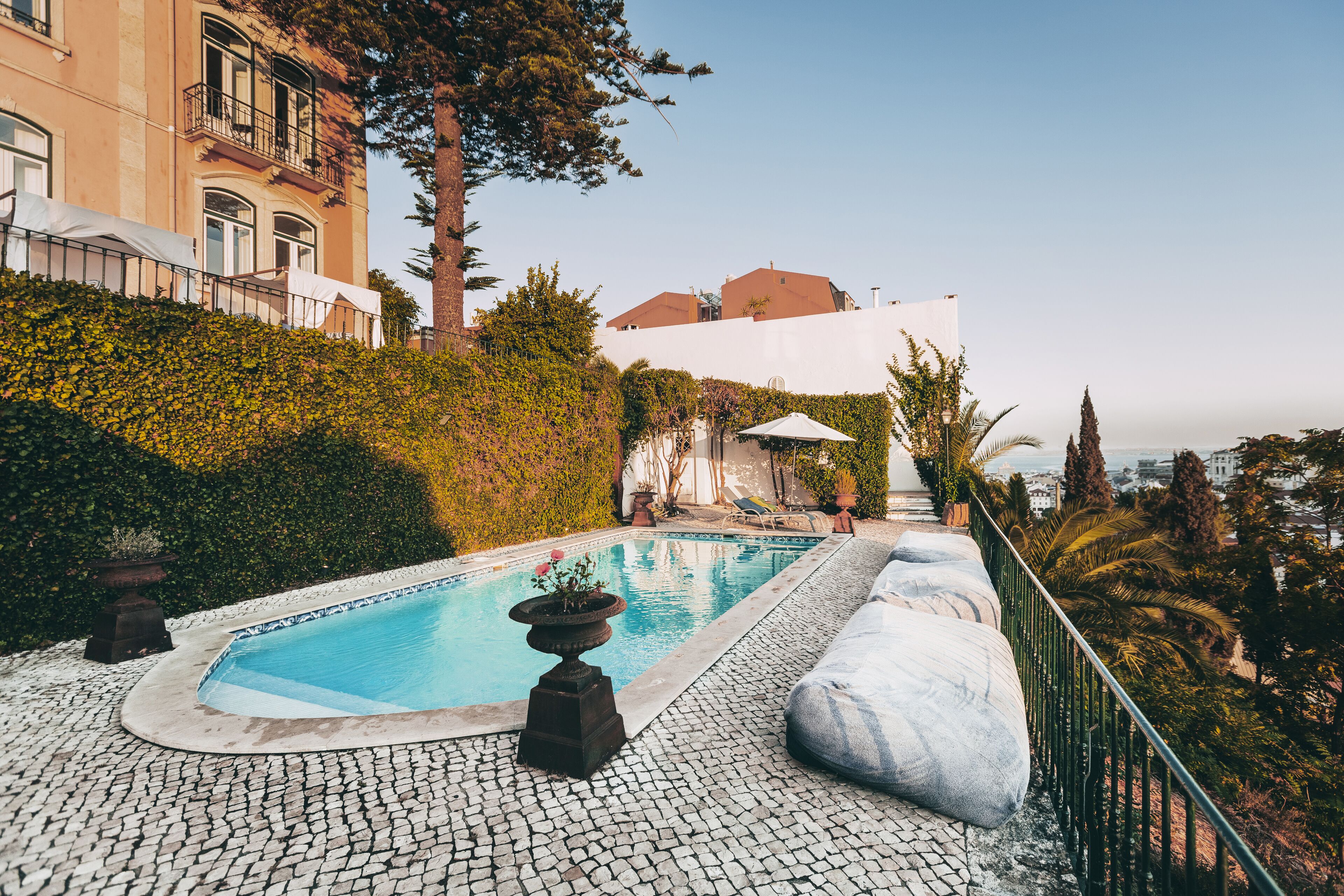 Piscine extérieure, chaises longues