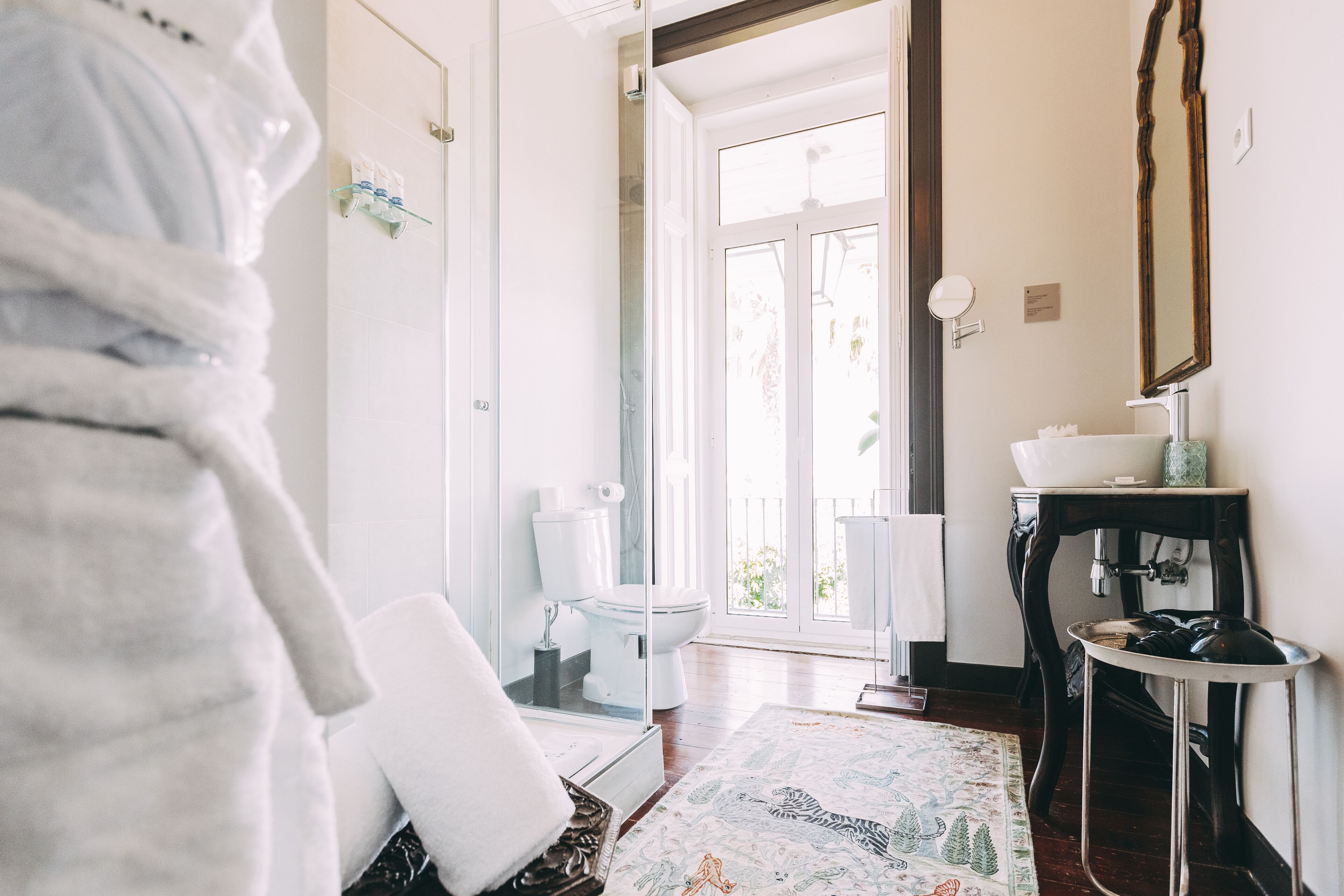 royal double room, jetted tub, city view | bathroom | eco-friendly toiletries, hair dryer, bathrobes, slippers