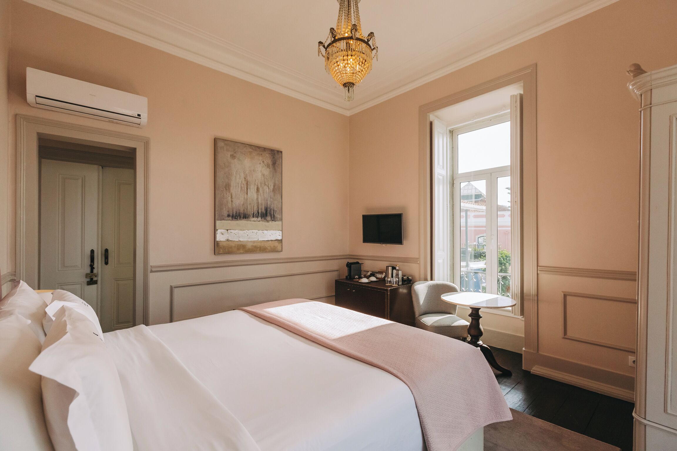 Habitación Premier con 1 cama doble o 2 individuales, vistas a la ciudad | Sábanas de algodón egipcio y ropa de cama de alta calidad