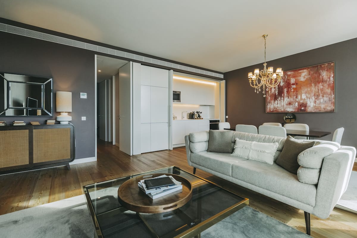 Apartamento Deluxe, 2 habitaciones, vistas a la ciudad | Zona de estar | Televisión LCD de 24 pulgadas con canales por cable, una televisión