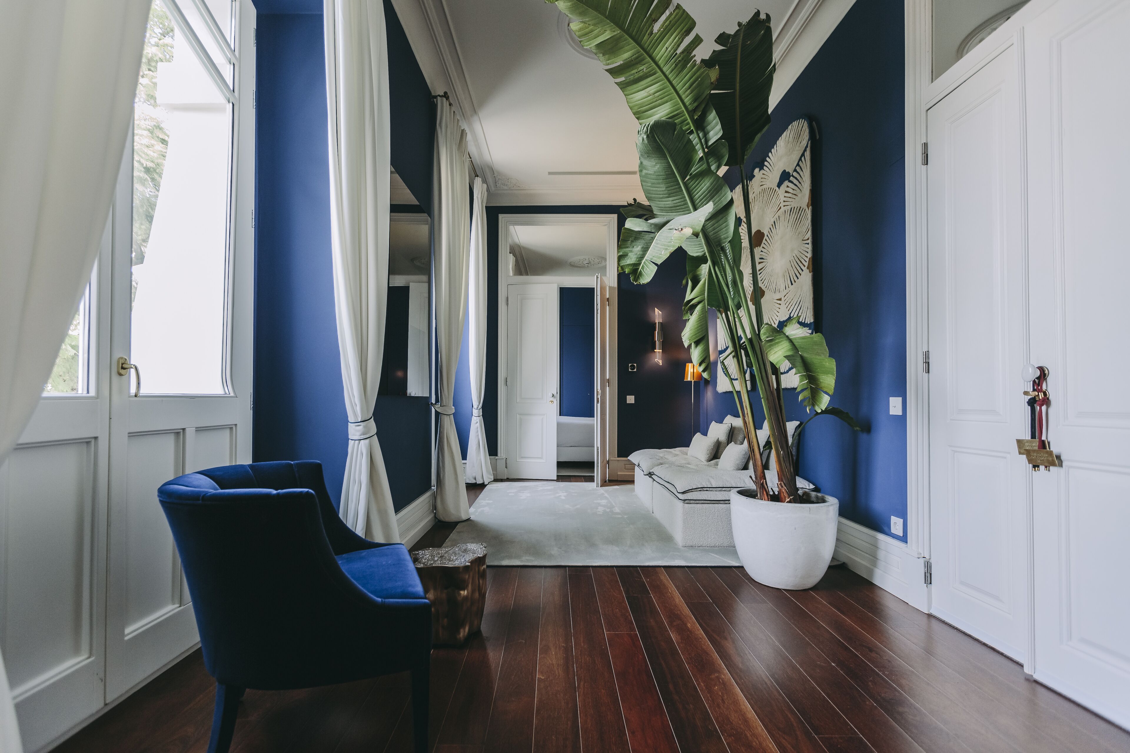 deluxe suite, city view | living area | 24-inch lcd tv with cable channels, tv, pay films