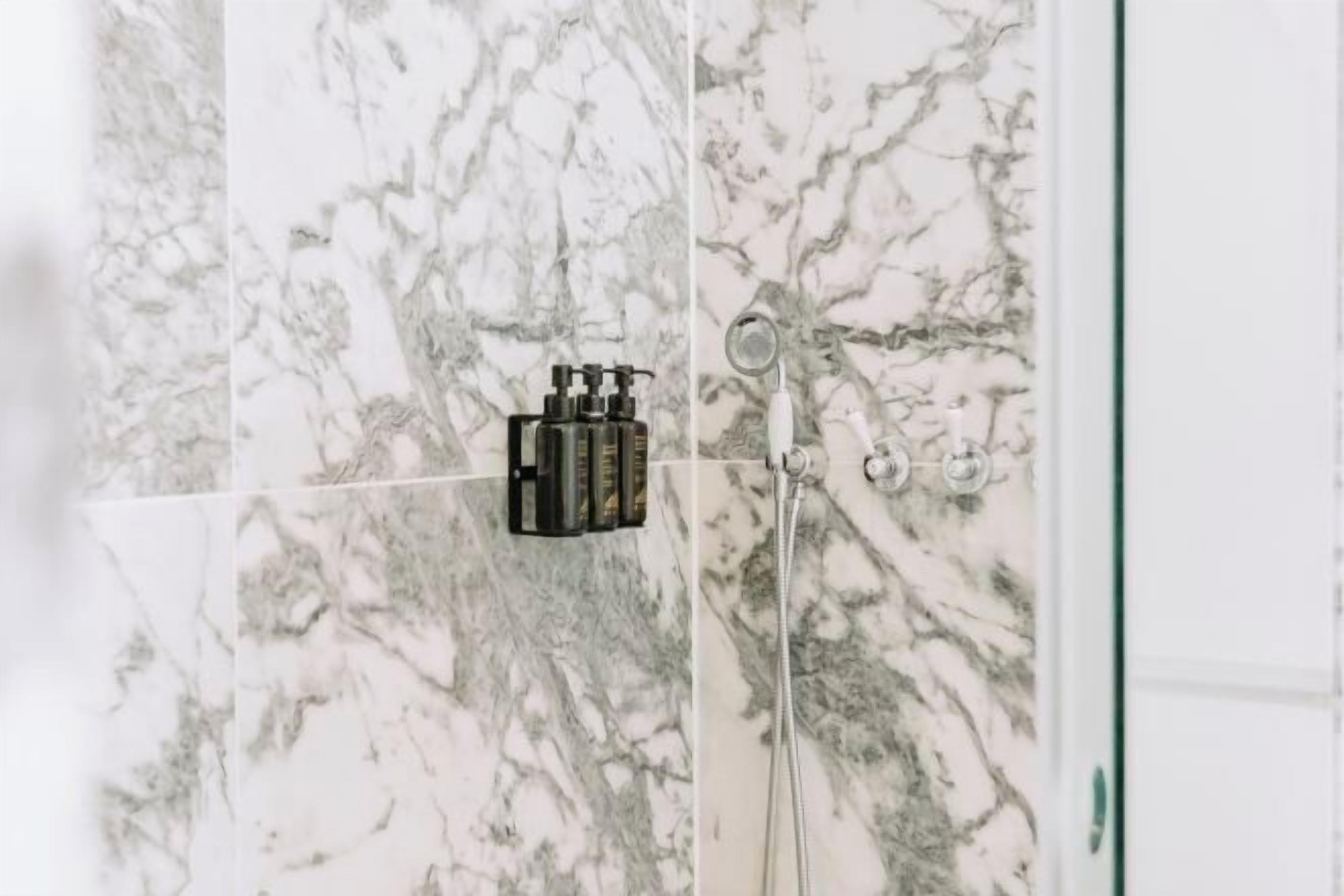 Artículos de higiene personal ecológicos, secador de pelo y albornoces