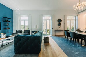 Appartamento, 2 camere da letto, idromassaggio | Area soggiorno | TV LCD 24 pollici con canali via cavo, TV, film pay-per-view