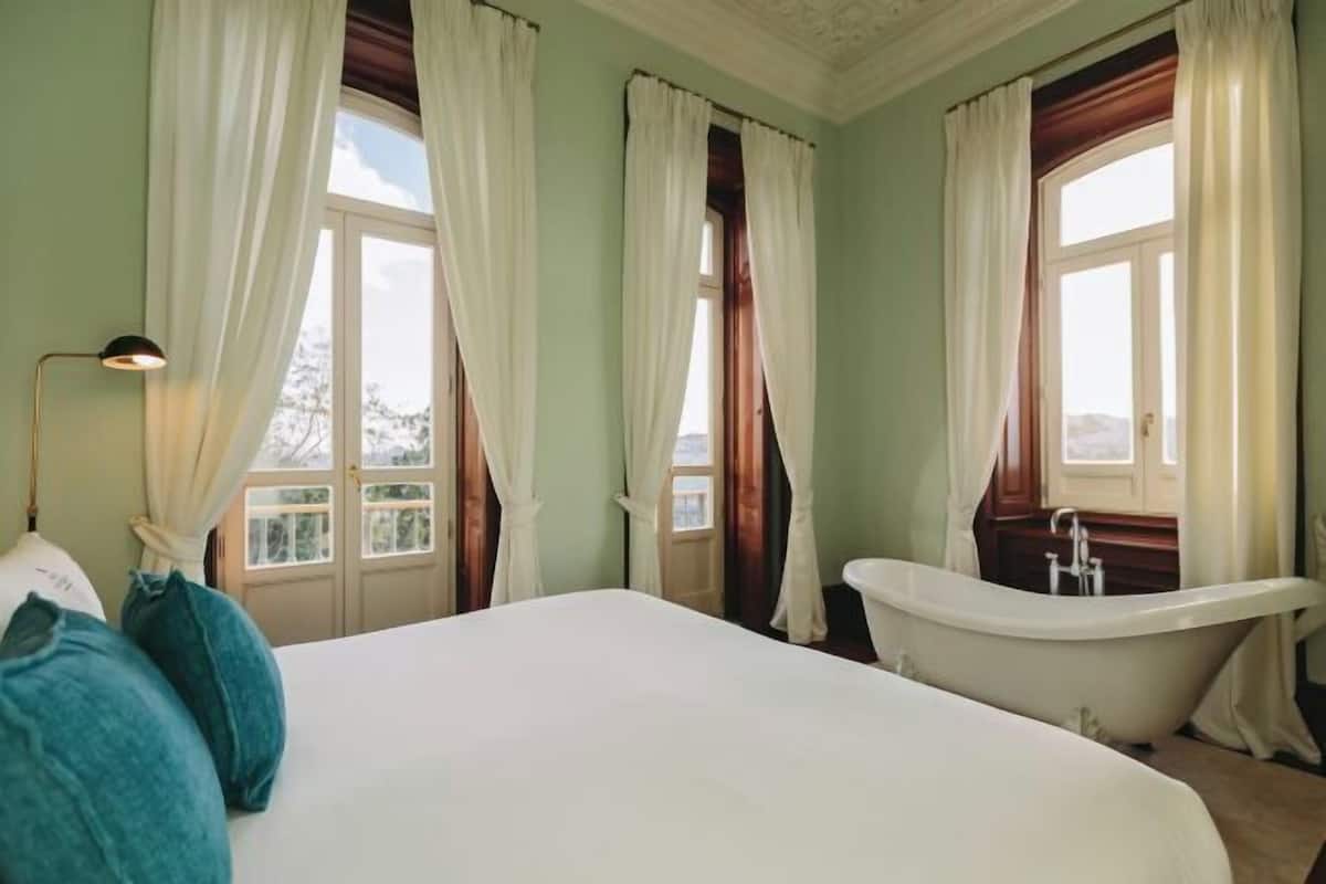 1 bedroom, Egyptian cotton sheets, premium bedding, memory-foam beds