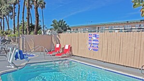 Outdoor pool - Rainbow Inn - Near Adventure City (Anaheim)