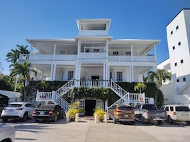 Un hotel de varios pisos con una escalera central, balcones y un letrero que dice 'The Gratiest Inn'.