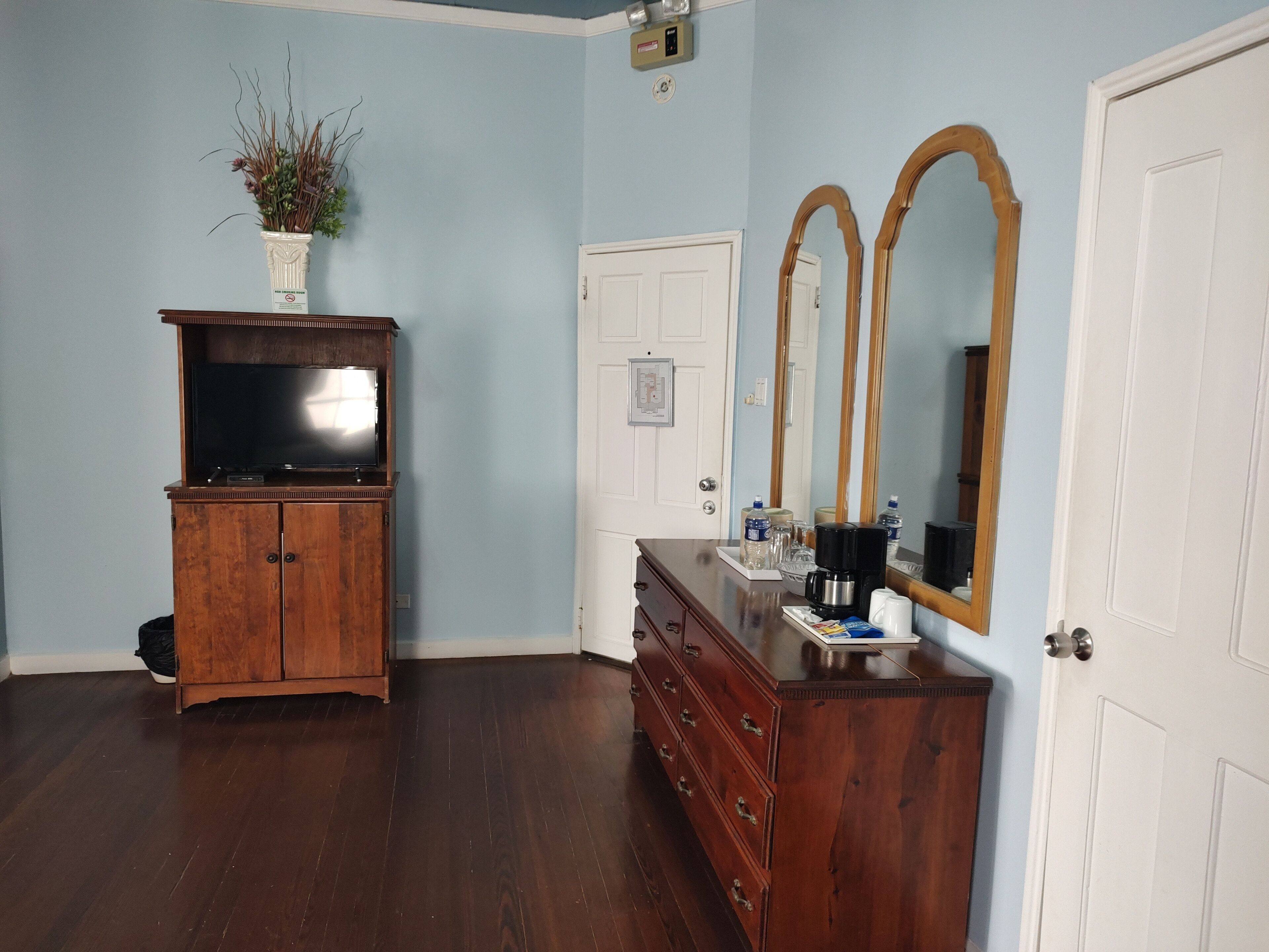 deluxe room, 1 king bed | 1 bedroom, hypo-allergenic bedding, down duvets, in-room safe