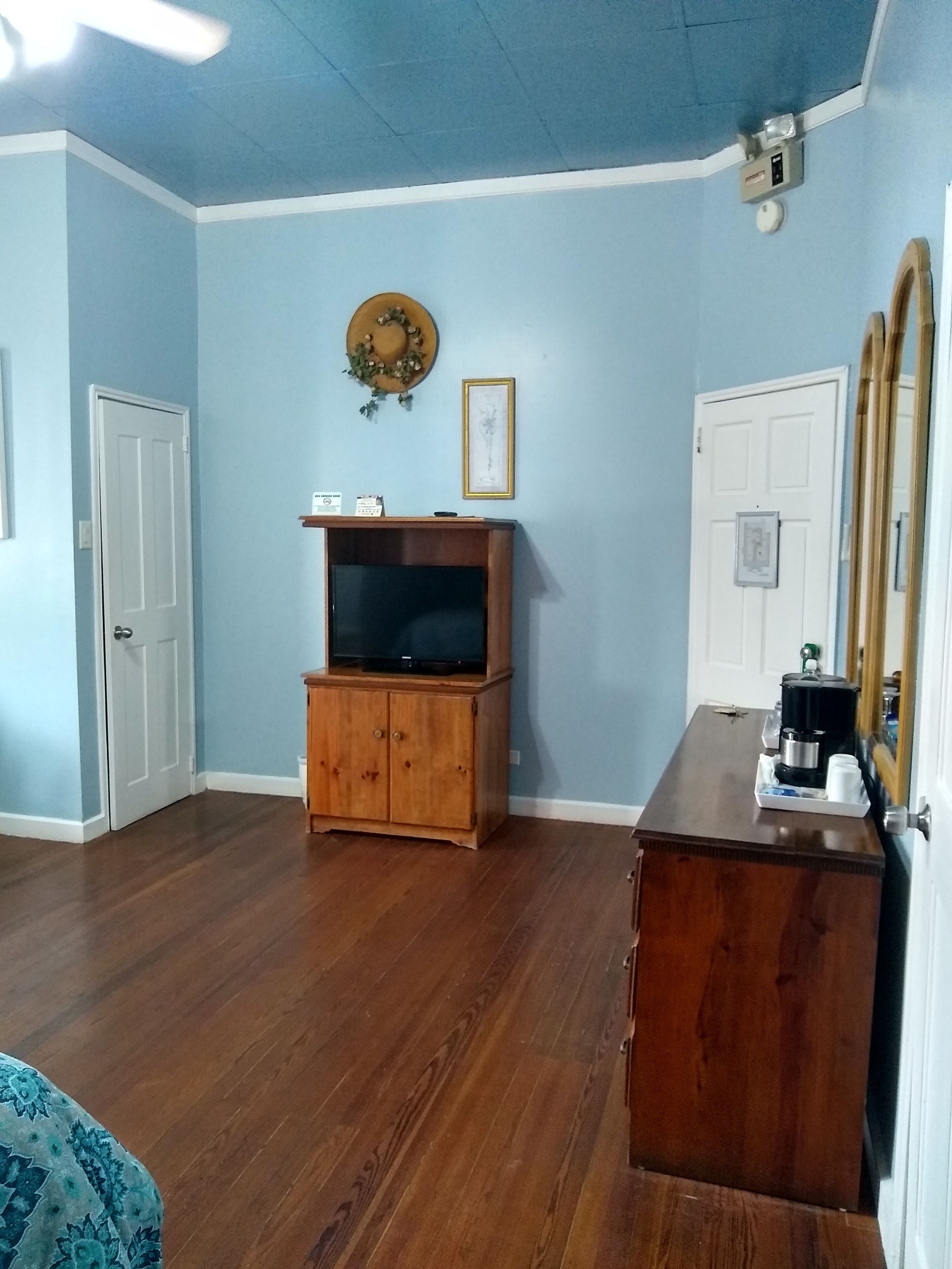 deluxe room, 1 king bed | 1 bedroom, hypo-allergenic bedding, down duvets, in-room safe