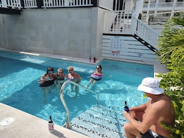 Una piscina al aire libre (de 09:00 a 21:00), tumbonas