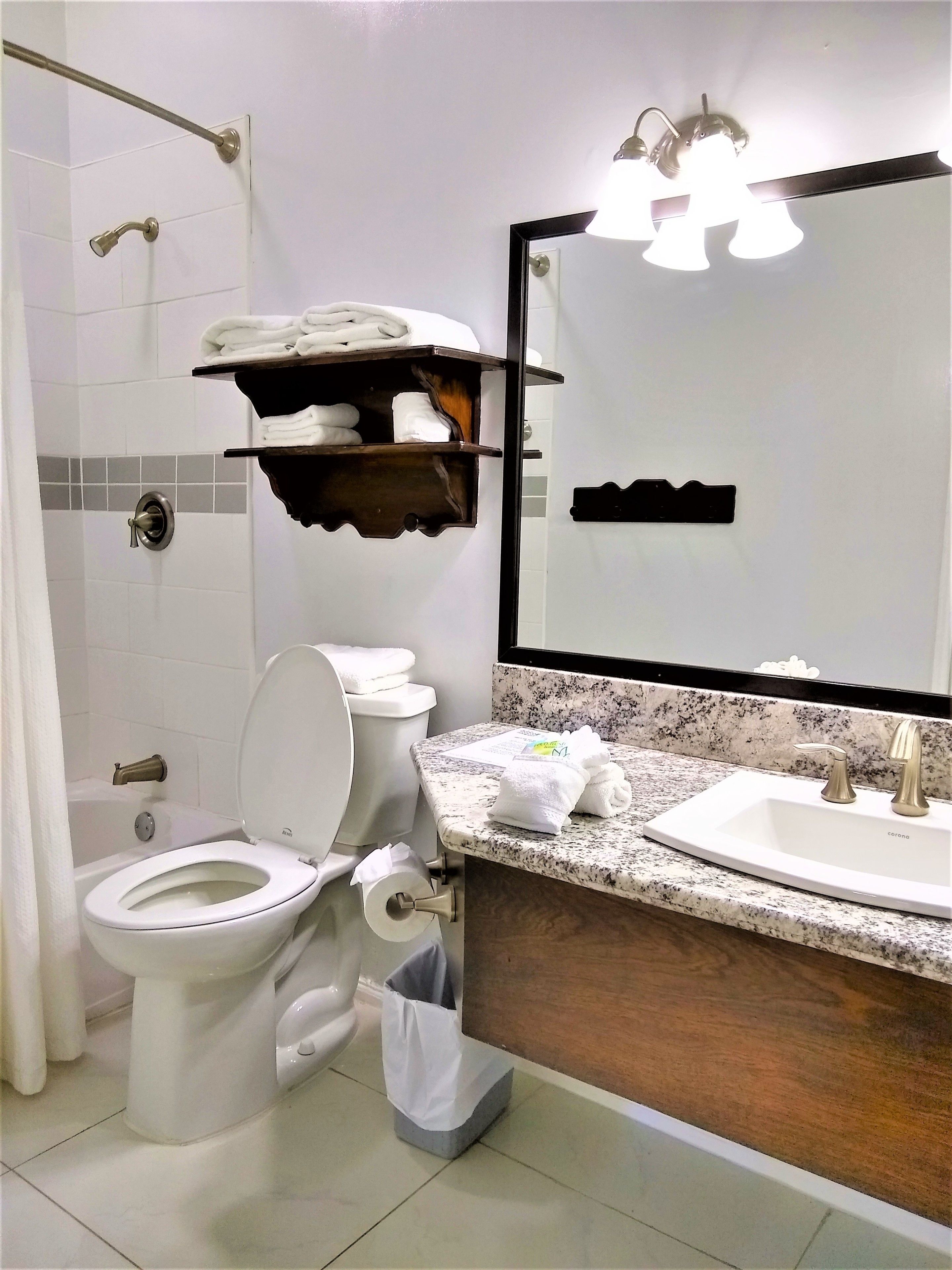 superior room, 1 queen bed, balcony, partial sea view | bathroom | combined shower/bathtub, free toiletries, hair dryer, towels