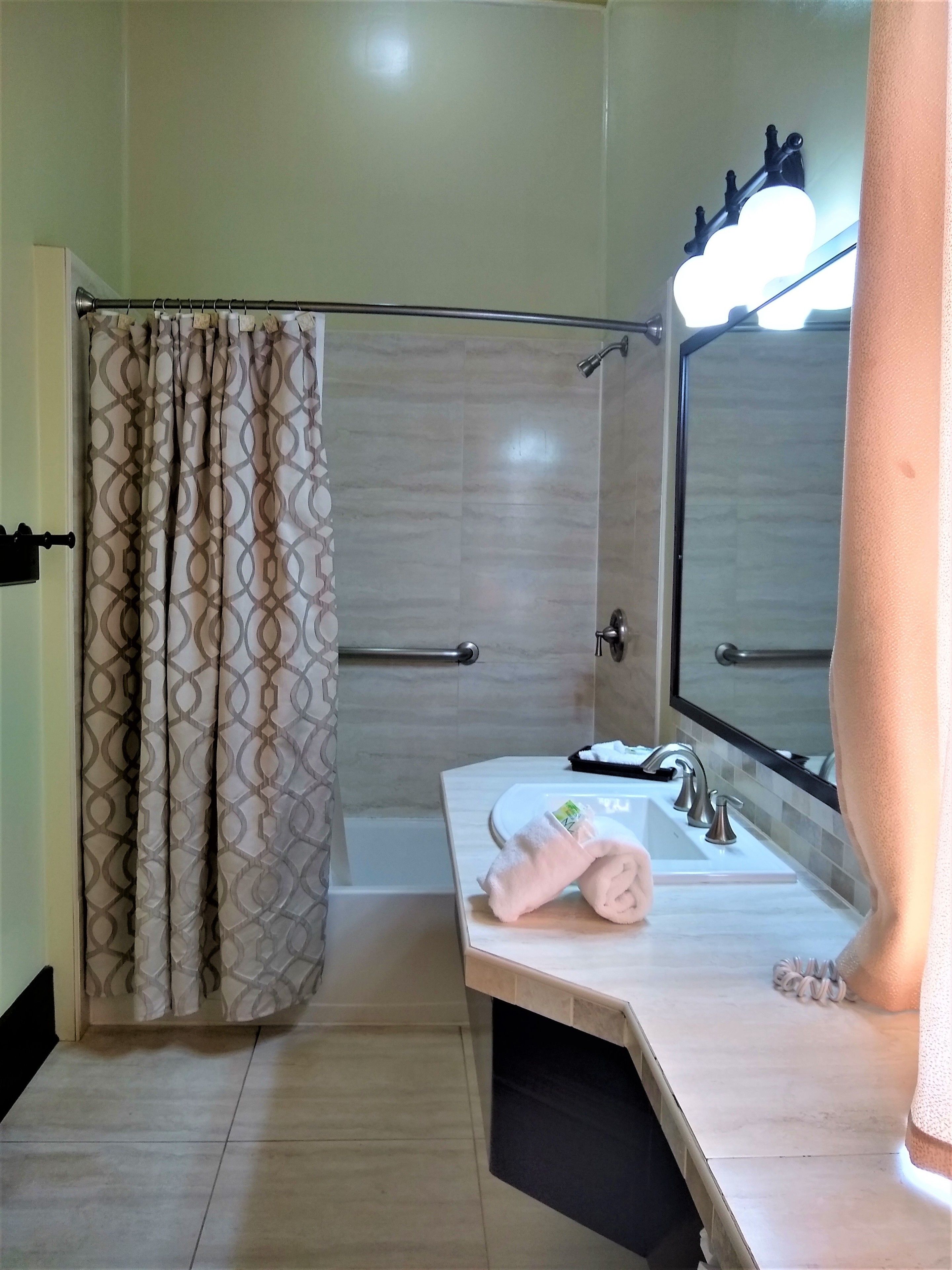 superior room, 1 king bed, partial sea view, corner | bathroom | combined shower/bathtub, free toiletries, hair dryer, towels