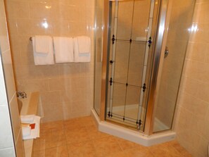 Suite superior, 1 cama de matrimonio grande, bañera de hidromasaje | Ducha del cuarto de baño