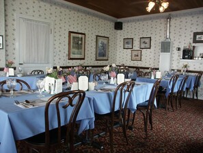 Breakfast, lunch and dinner served - Bridgeport Inn (Bridgeport)