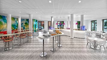 Desayuno buffet diario (EUR 15.90 por persona)