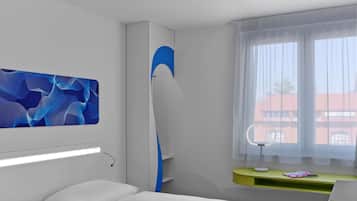 Ein modernes Hotelzimmer mit einem Bett, einem Schreibtisch mit Stuhl, einem Schminktisch mit Spiegel und einem großen Fenster mit Blick auf Gebäude.