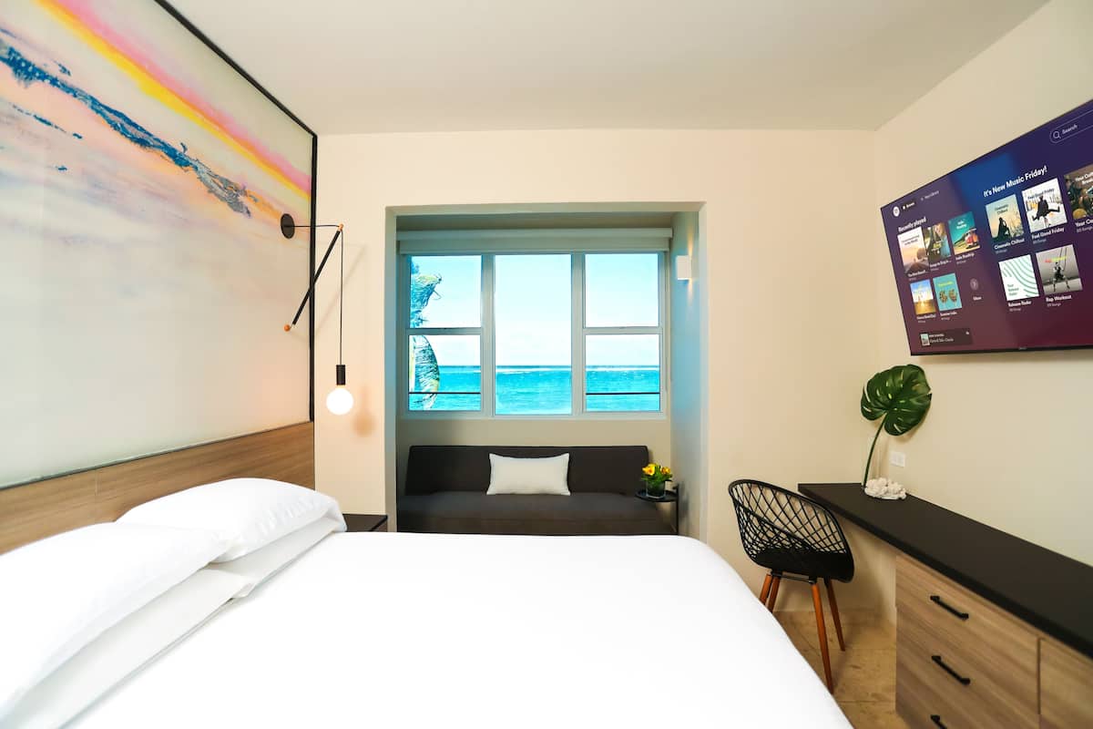 Tryst Ocean View King | 고급 침구, 필로우탑 침대, 암막 커튼, 무료 WiFi