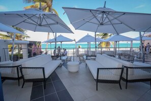 BBQ/picnic area - The Tryst Beachfront Hotel (San Juan)