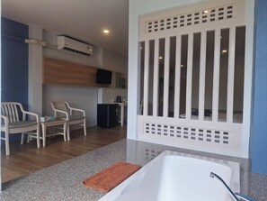 Family Room | In-room safe, desk, rollaway beds, free WiFi - Karon Living Room (Karon)