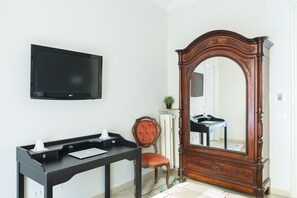 Habitació doble o amb dos llits individuals | Caixa forta a l'habitació, escriptori i wifi gratuïta 
