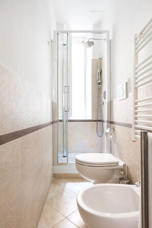 Superior Room, Courtyard View | Bathroom | Shower, hair dryer, bidet, towels - Guest House Calamatta (Rome)