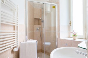 Superior Double or Twin Room | Bathroom | Shower, hair dryer, bidet, towels - Guest House Calamatta (Rome)