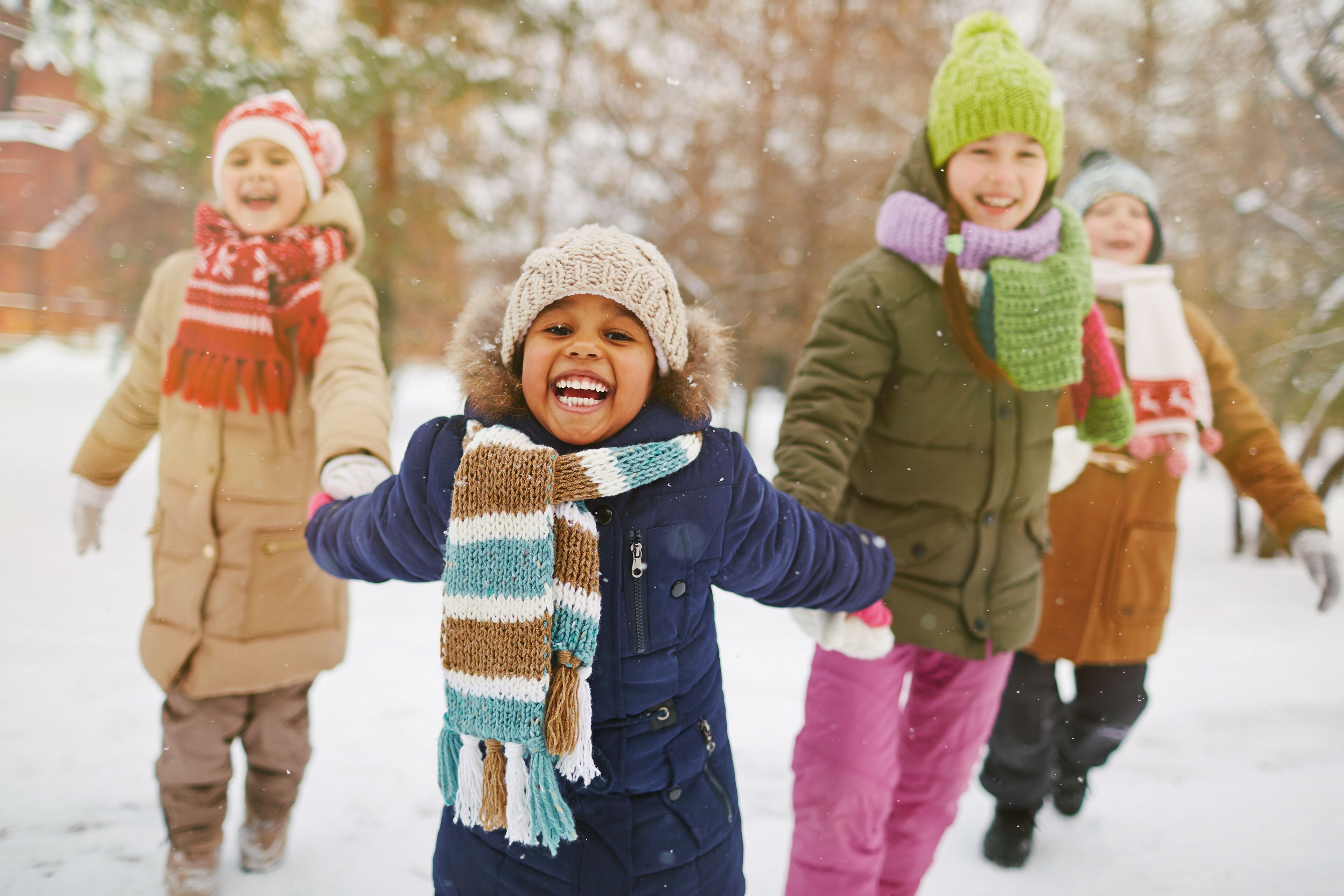 Un grupo de niños jugando en la nieve.