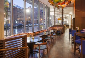 Lounge - Hyatt Place Portland Downtown - Old Port Square (Portland)