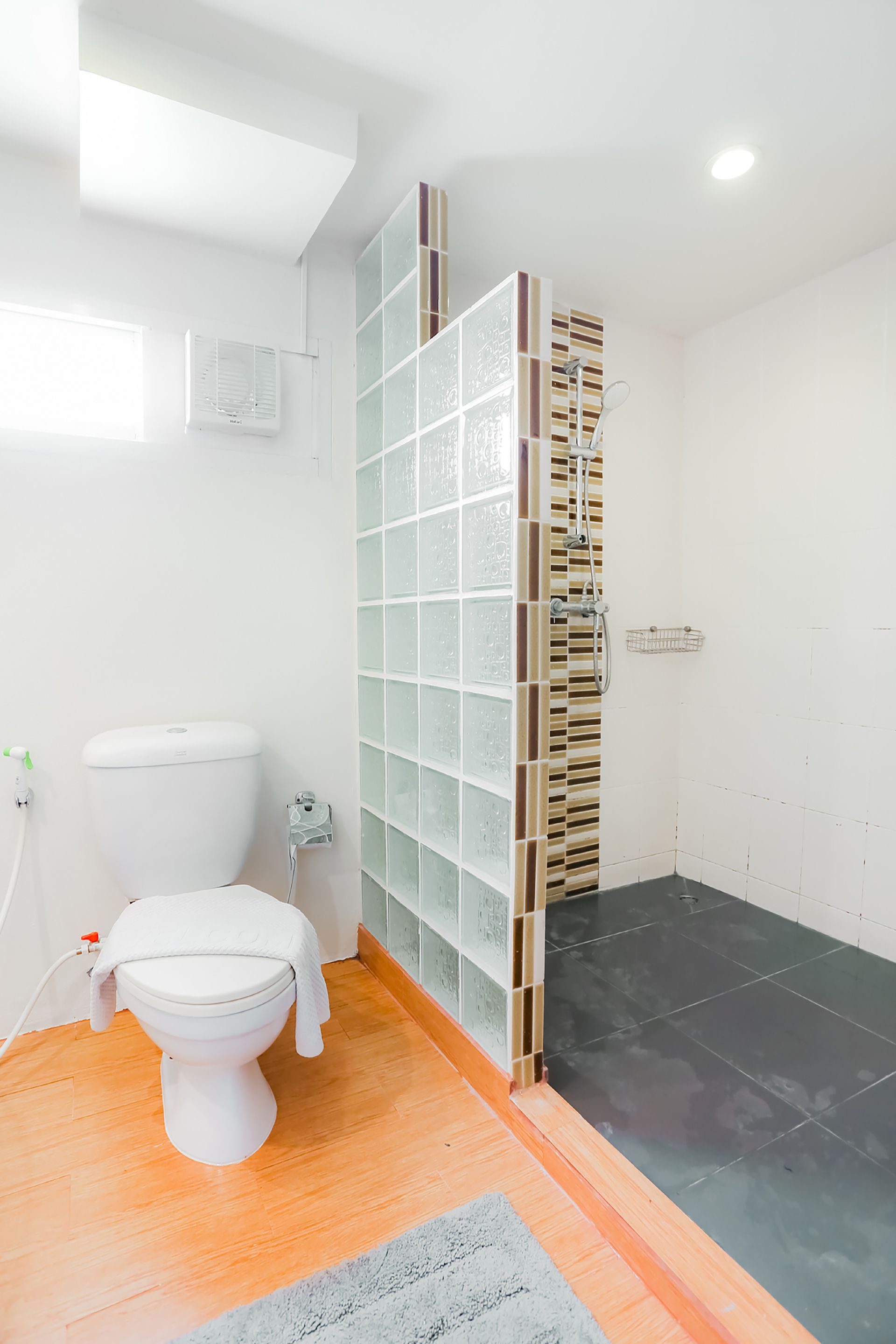 suite | bathroom | shower, towels, soap, shampoo