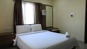 Peti besi dalam bilik, dihias secara berasingan