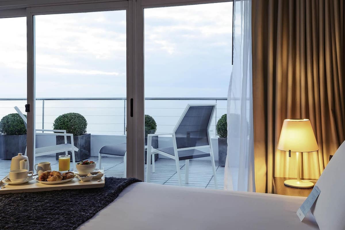 Premium bedding, down duvets, minibar, in-room safe