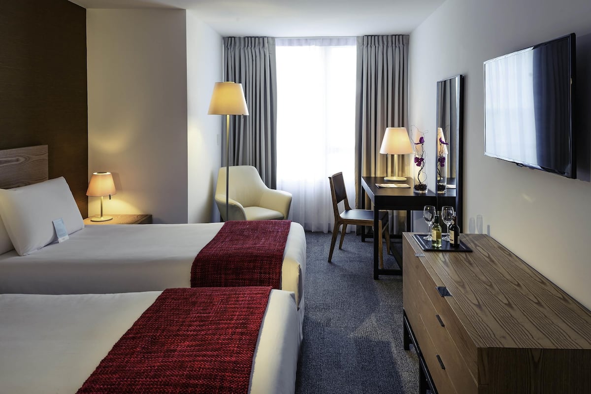 Ropa de cama de alta calidad, cubrecamas y minibar