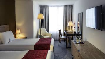 Habitación superior, 2 camas individuales | Ropa de cama de alta calidad, edredón y minibar