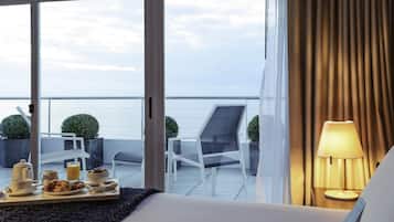 Junior suite, 1 queensize bed, balkon | Luxe beddengoed, donsdekens, een minibar, een kluis op de kamer