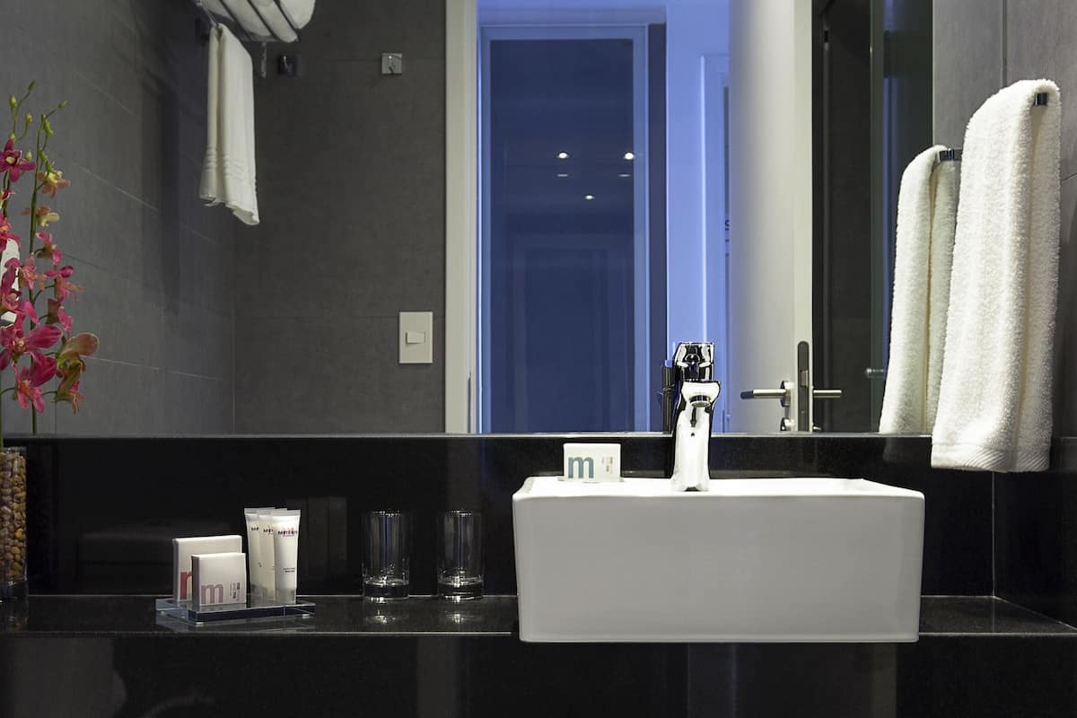 Premium-sengetøj, dundyner, minibar, pengeskab på værelset