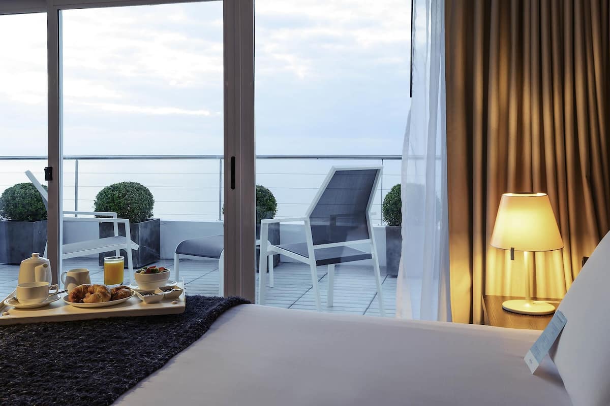 Ropa de cama de alta calidad, cubrecamas y minibar