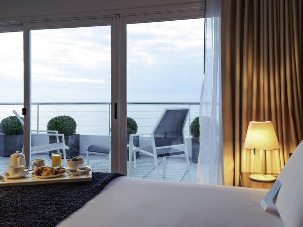 Junior suite, 1 queensize bed, balkon | Luxe beddengoed, donzen dekbedden, een minibar, een kluis op de kamer